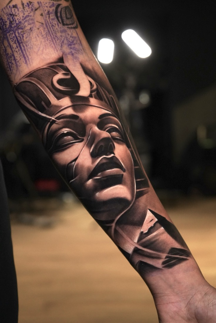 Tatuaje realista de Nefertiti en el antebrazo, por Alonso