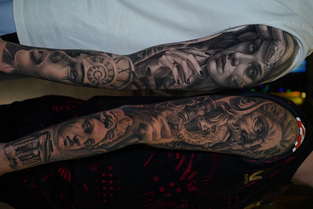 Dos mangas en realismo black and grey, por Alonso