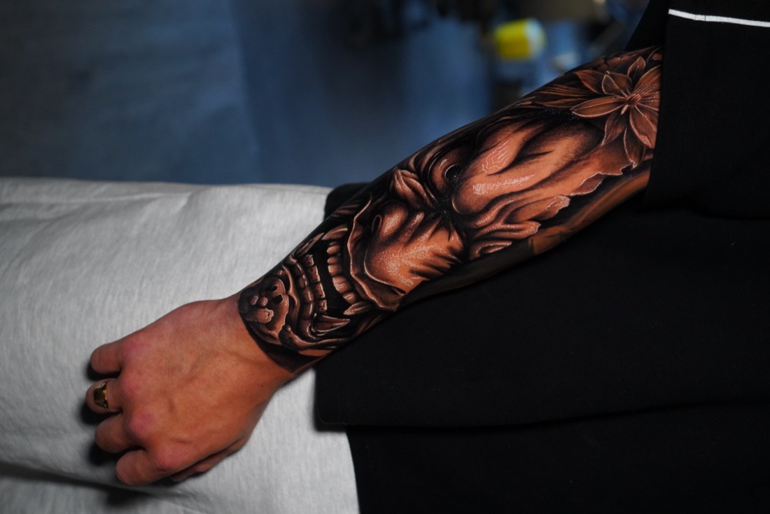 Máscara hannya en el antebrazo, por Alonso