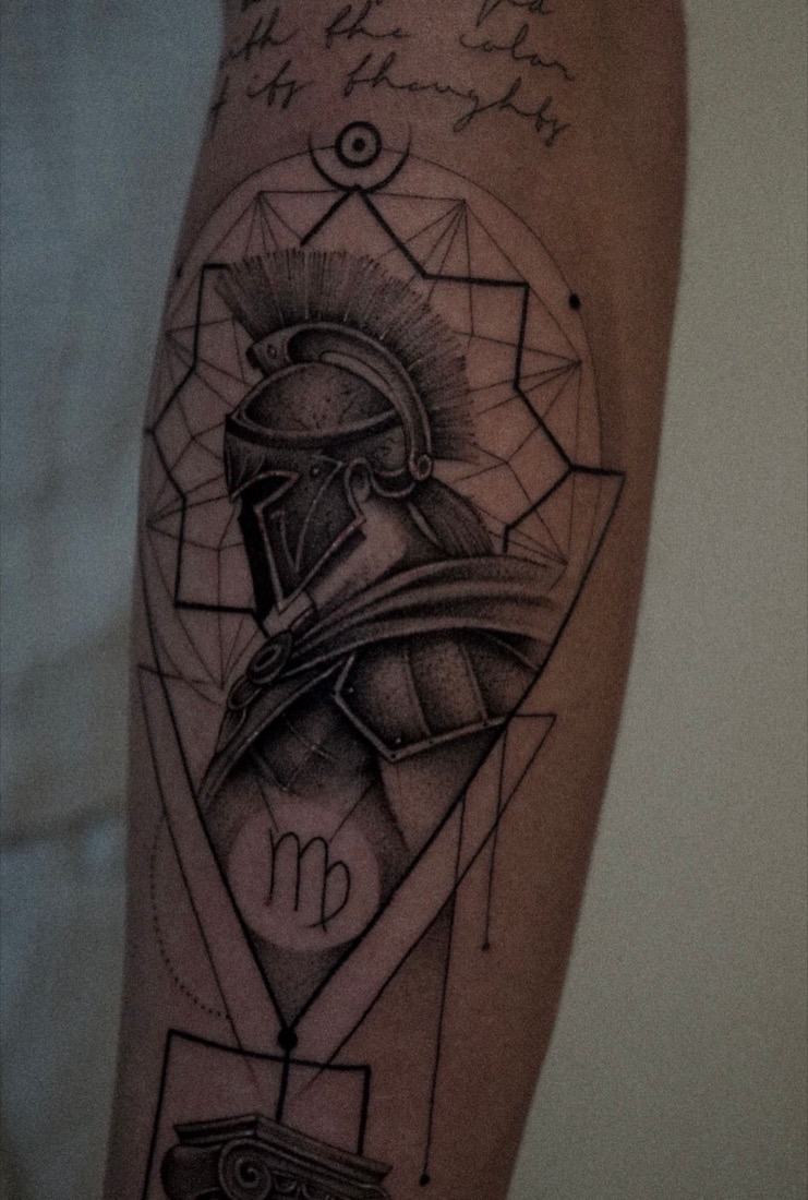 Casco espartano con geometría y signo de Virgo en línea fina, por Lorena