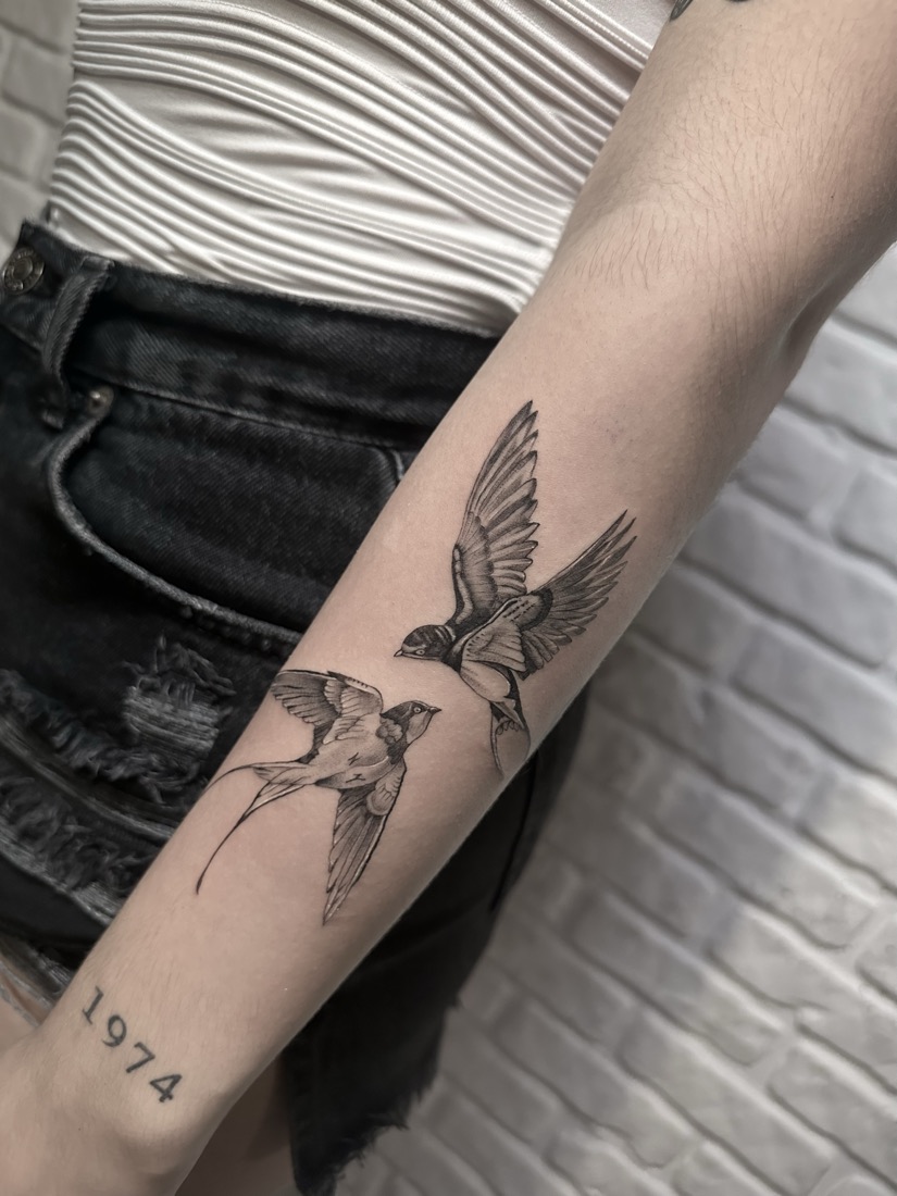 Golondrinas en línea fina en el antebrazo, por Sergio
