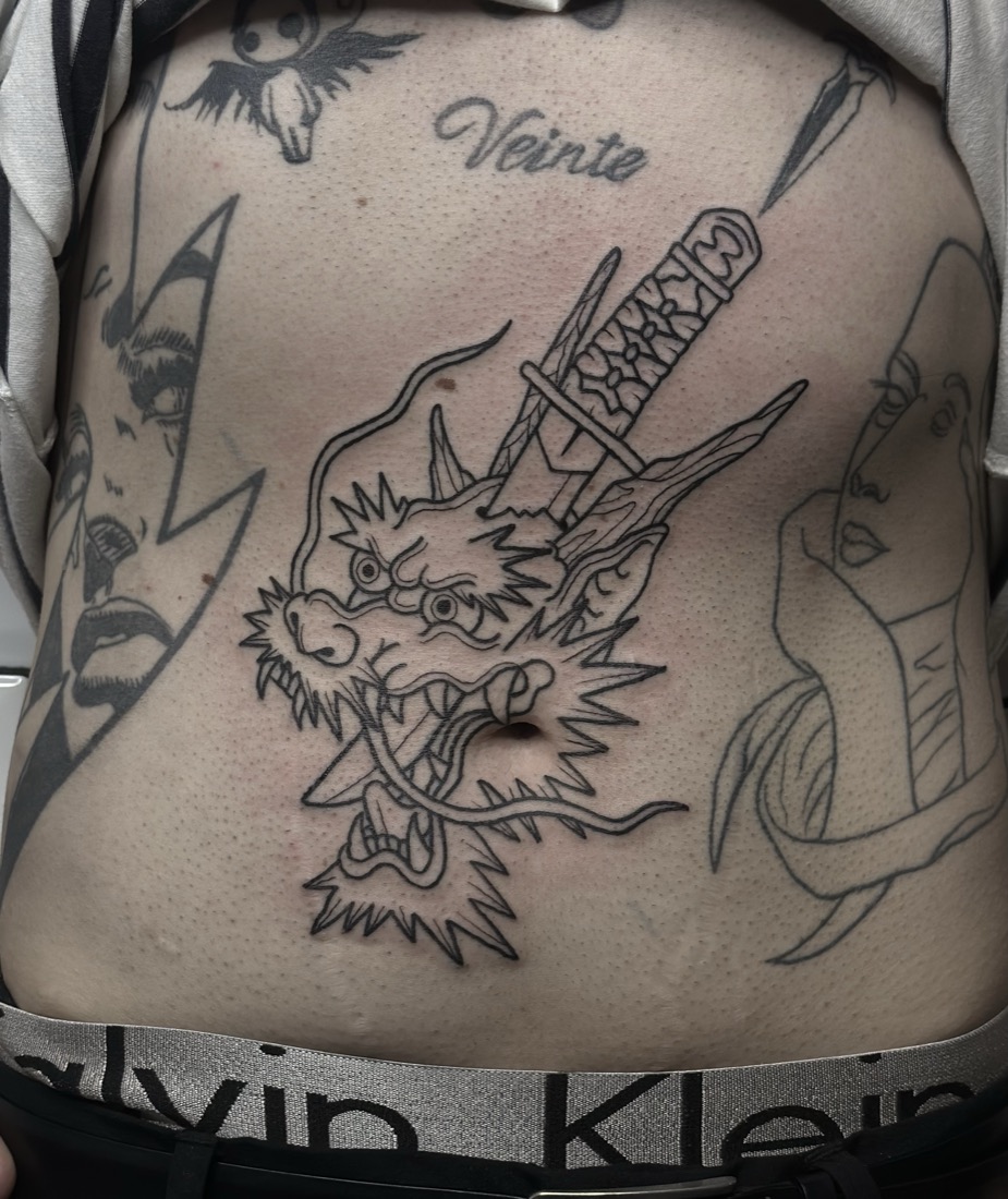 Dragón con katana en blackwork, por Sergio