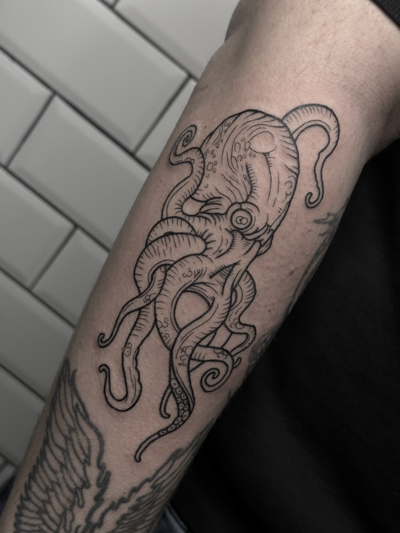 Pulpo en línea en el antebrazo, por Sergio